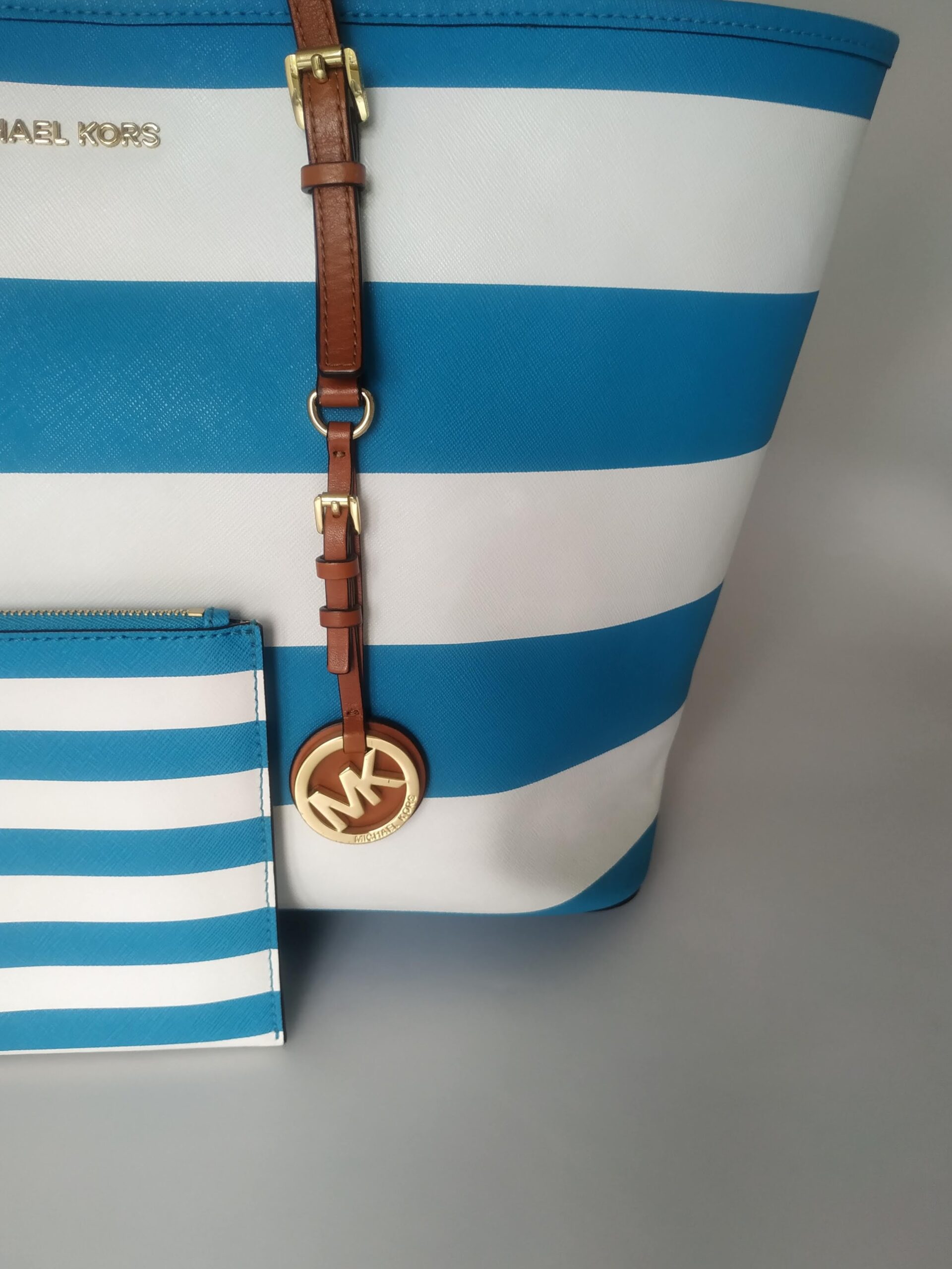 Michael Kors Large Bright Blue & White Jet Set Bag + Wristlet in Saffiano  Leather - Earth Luxury